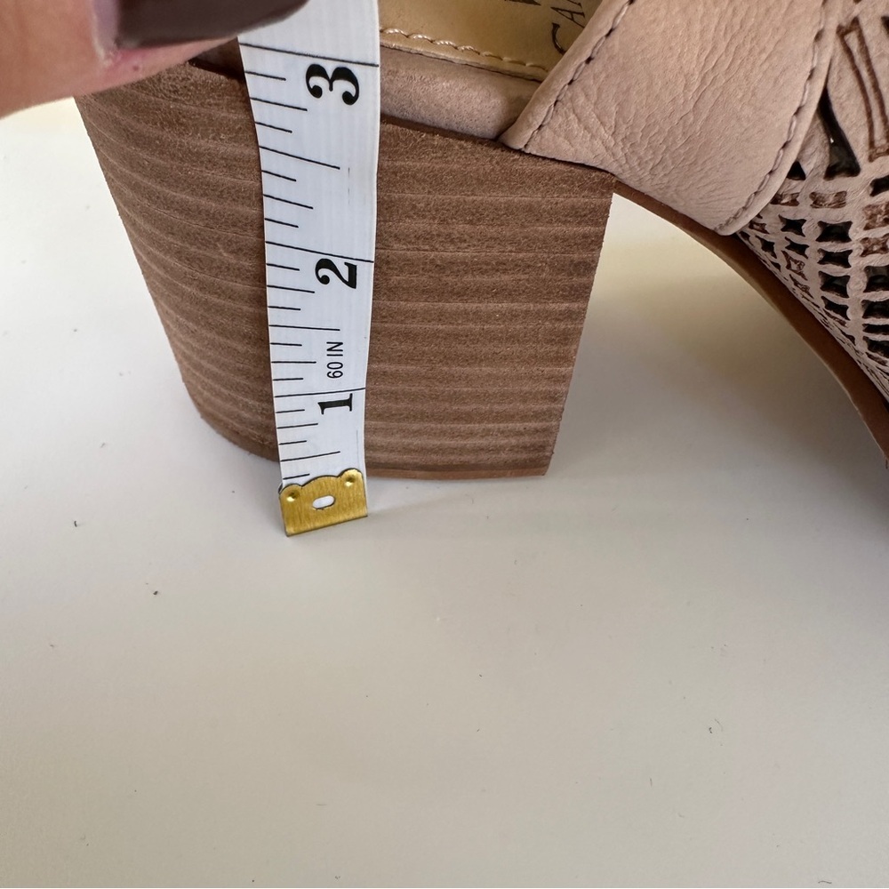 Vince Camuto Keannie Cutout Leather Open Toe Block Heel Sandal Taupe Boho SZ 8.5 - Picture 8 of 13